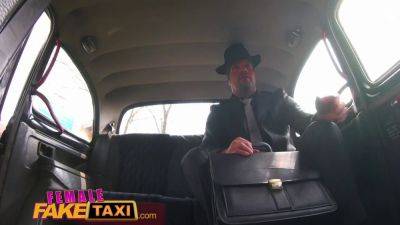 Vanessa Decker gets her big ass pounded hard in the cab of her fake taxi - sexu.com - Czech Republic