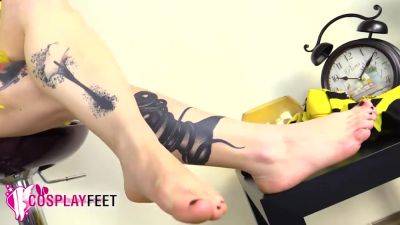 foot fetish - Cosplayer Lilith in a bee costume gets you hard with toes - txxx.com